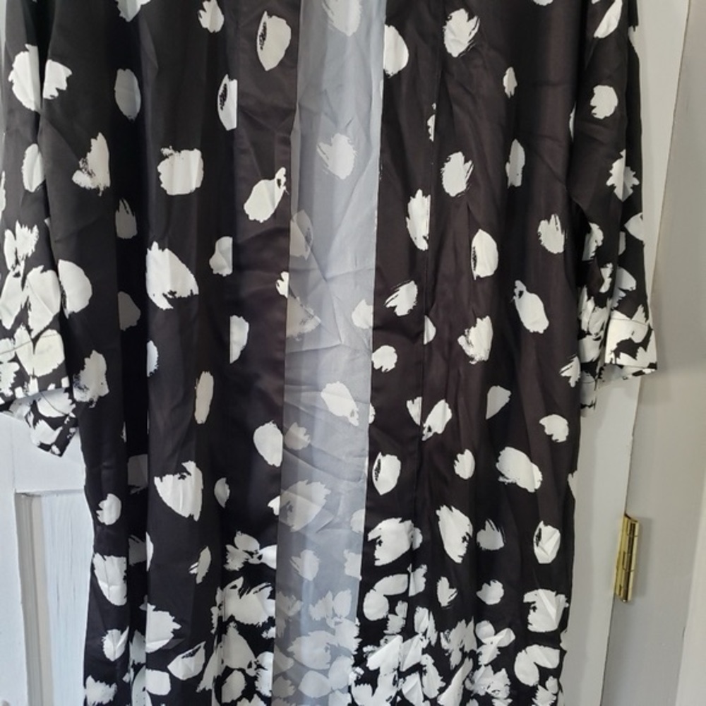 Chicos Petals Drama Ruana Black White Floral Print Kimono - Picture 7 of 13